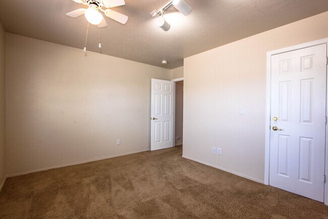 Building Photo - 653 Golden Hawk Dr