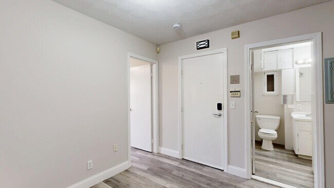 Building Photo - 137 Chelsea St