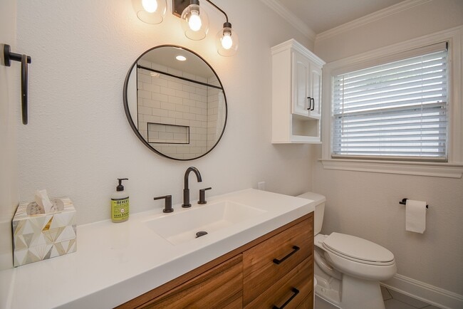 Building Photo - 9614 Val Verde St