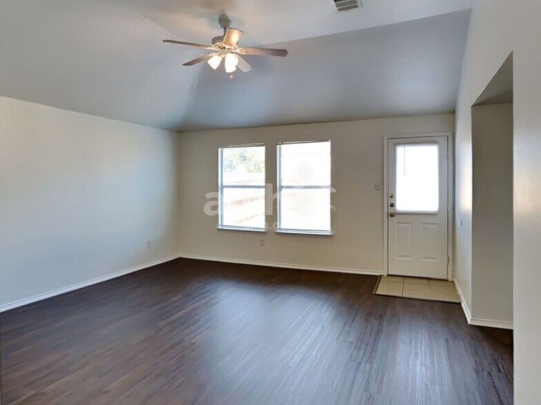 Building Photo - 9109 King Ranch Dr