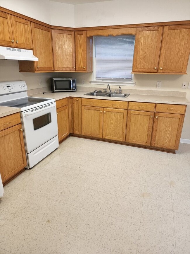 Building Photo - Spacious 2 Story home in Town - Apply Now ...