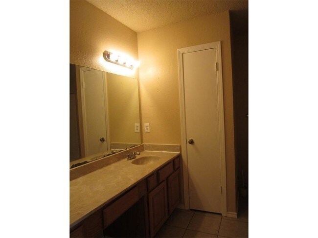 Building Photo - 2041 W Walnut St