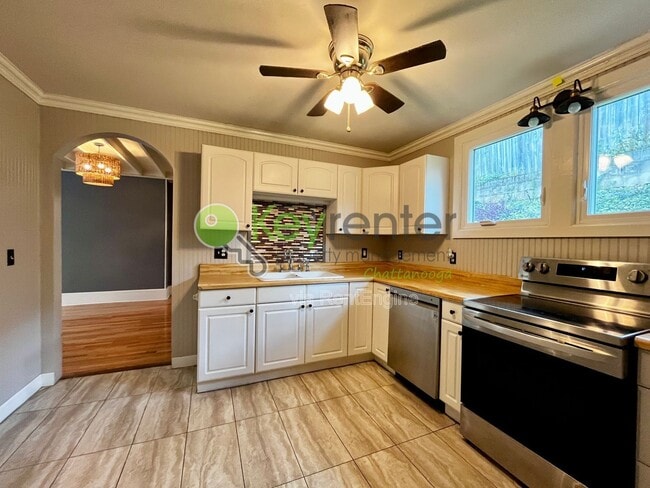 Building Photo - 904 Boylston St