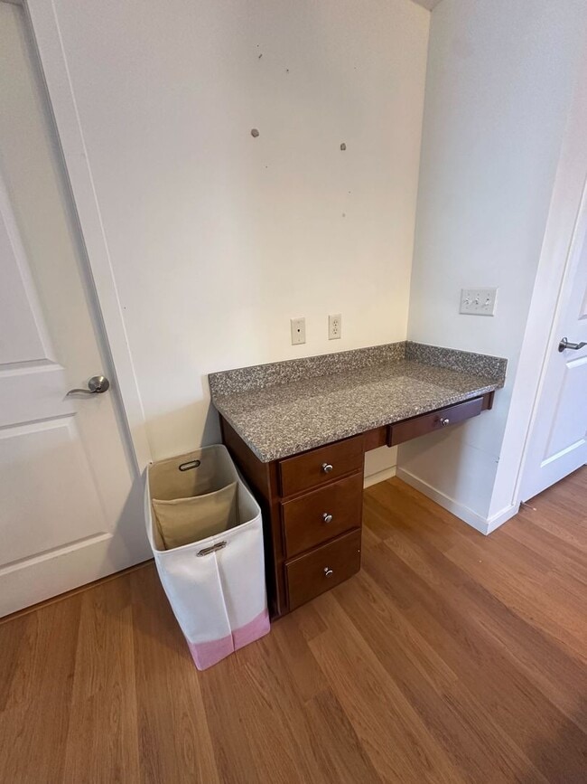 Building Photo - Gorgeous Condo!