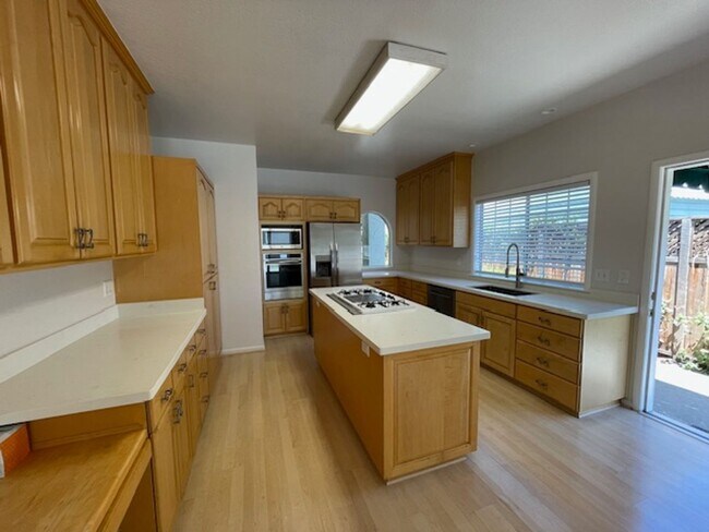 Building Photo - Spacious updated home with 3 downstairs be...