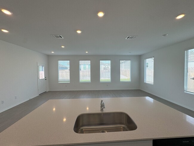 Building Photo - 305 Heritage Grvs Rd
