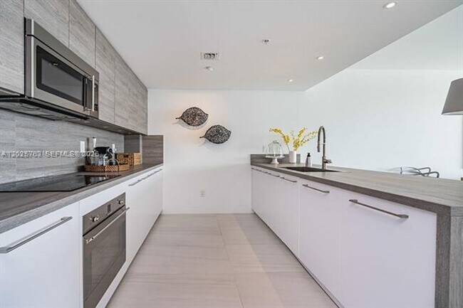 Building Photo - 400 Sunny Isles Blvd
