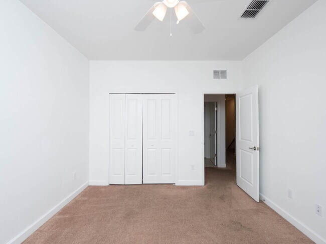 Building Photo - Newer-construction townhome in the highly desirable Lorraine Lakes