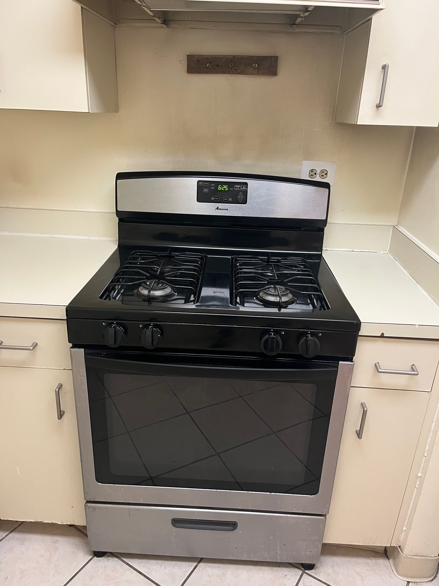 new stainless steel range/oven - 1600 Hagys Ford Rd N