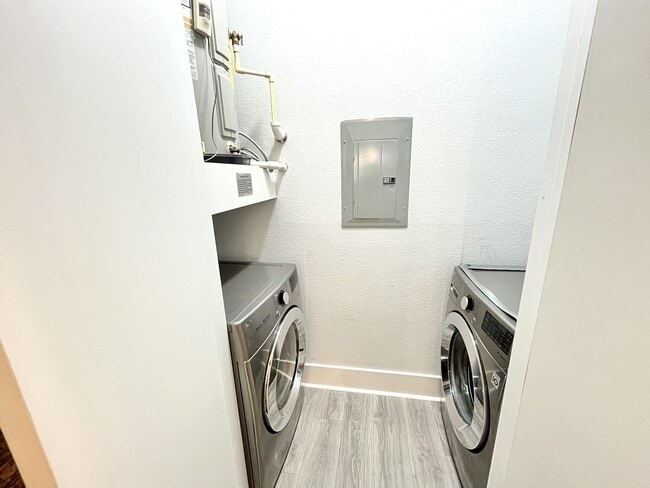 Building Photo - BEAUTIFUL CONDO WITH AMENITIES NEAR VANDER...