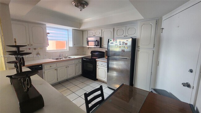 Building Photo - 1301 NE Miami Gardens Dr