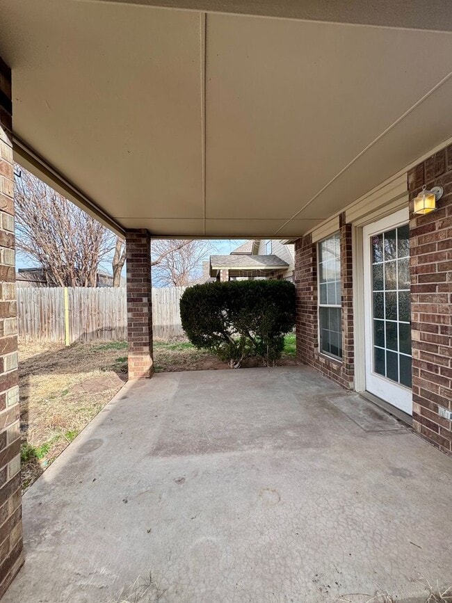 Building Photo - 2 bed, 2 bath, 2 car garage