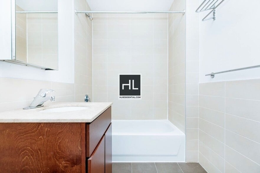 Building Photo - Metropolitan Ave