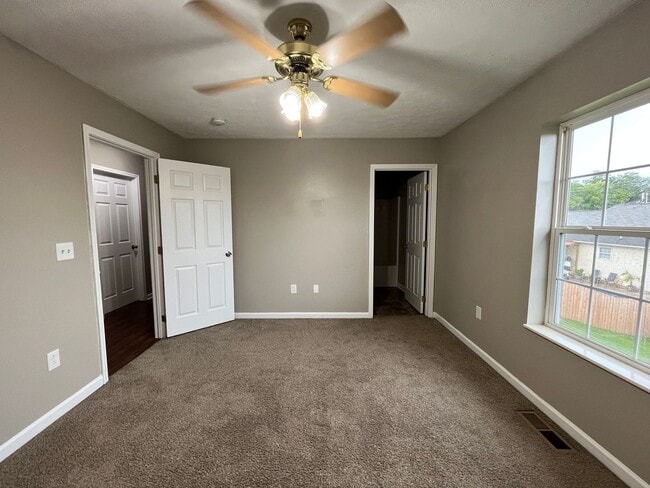 Building Photo - 3 bedroom, 2 bathroom house located in New...