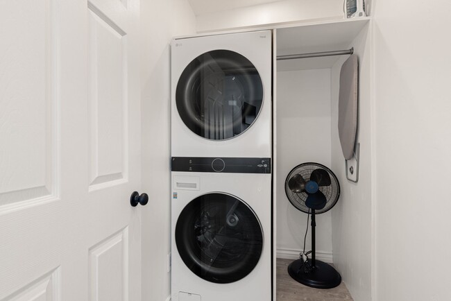 Building Photo - Charming 1BR/1BA Cottage - Private Patio w...