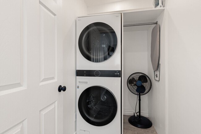 Building Photo - Charming 1BR/1BA Cottage - Private Patio w/ Hot Tub - Walk to the Beach