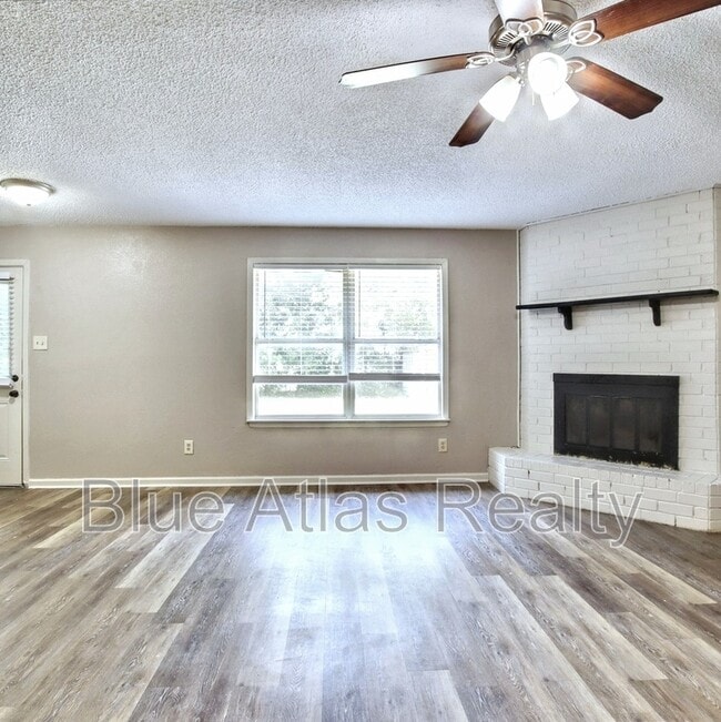 Building Photo - 3901 Royal Crest Dr