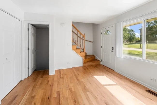 Building Photo - BEAUTIFUL LARGE 1 BED/1 BATH TOWNHOUSE RENTAL W/IN-UNIT LAUNDRY AND PARKING.....MUST SEE!!