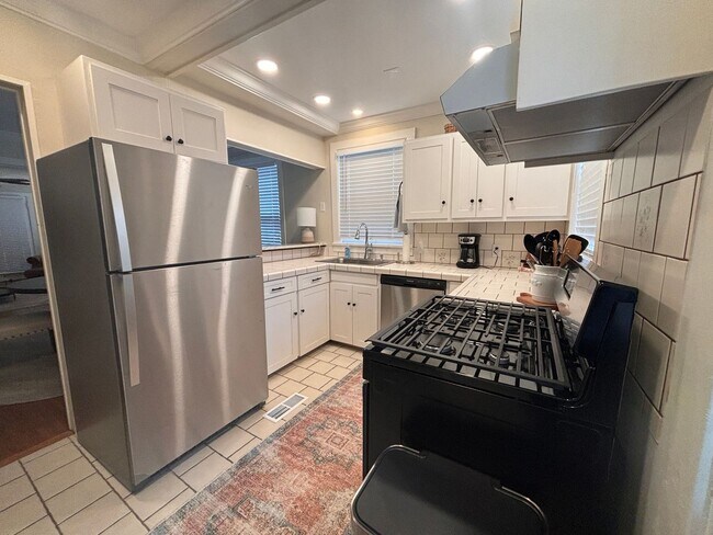 Building Photo - 217 Thayer St