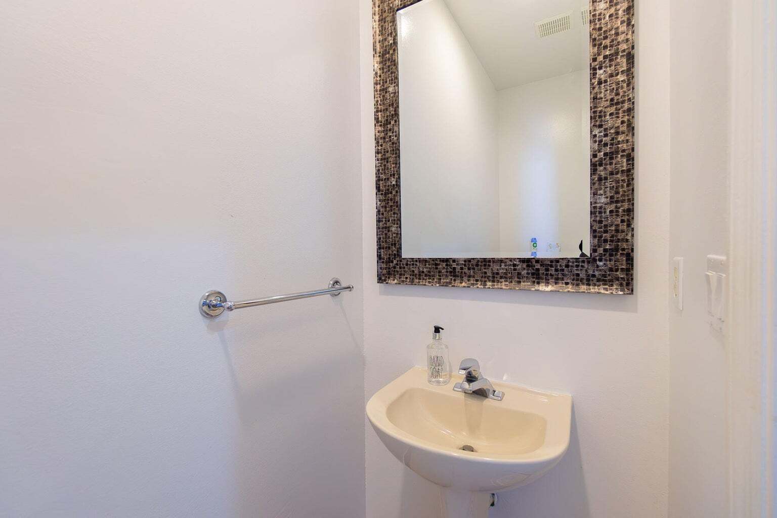 Building Photo - 213 River Bluff Ln