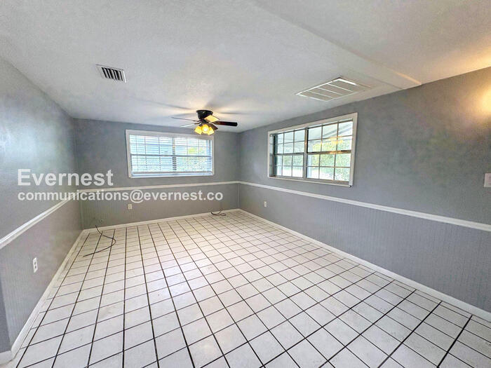 Building Photo - 2470 Ave E SW