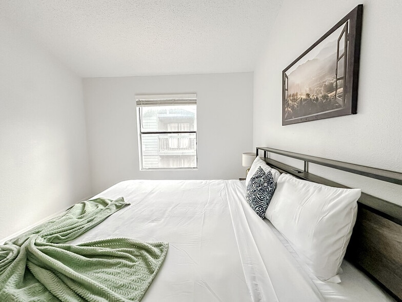 Building Photo - 1071 Clayton Ln