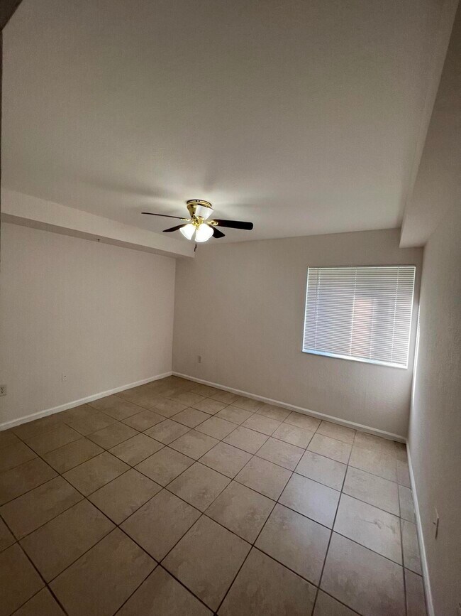 Building Photo - 161 SW Palm Dr