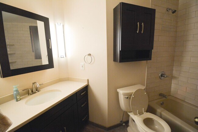 Building Photo - Charming 3-Bedroom Home FOr Rent with Sunroom, Fenced Backyard & Attached Garage