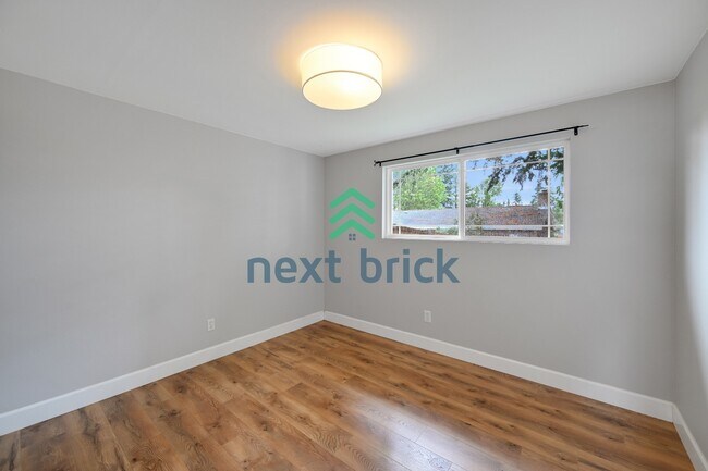 Building Photo - "Charming 3-Bedroom Bellevue Retreat: Cozy Comfort & Ideal Location!"