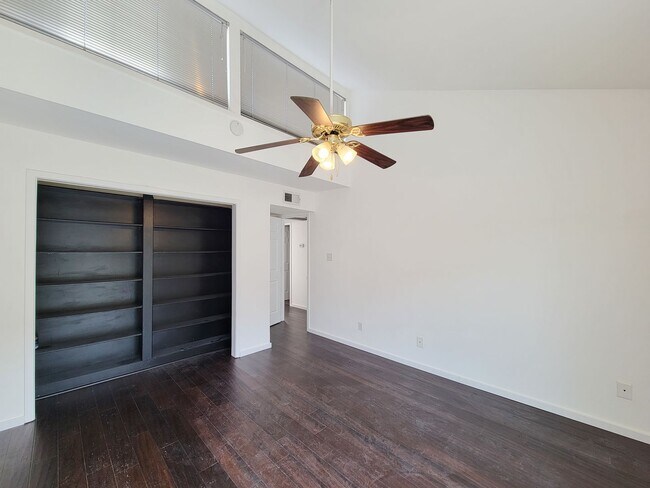 Building Photo - Stylish Townhouse in Prime Location – Walk to Whole Foods, Shops & Dining!