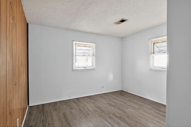 Building Photo - 1274 W Green St