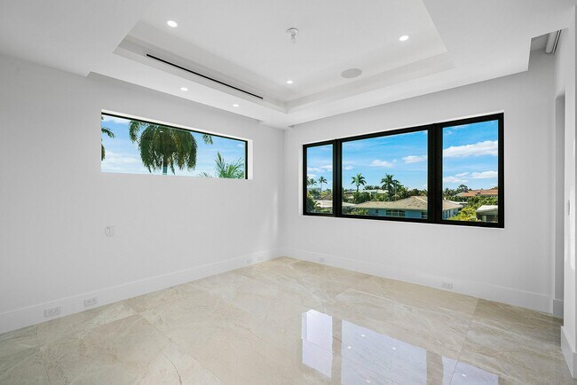 Building Photo - 2650 NE 48th Ct