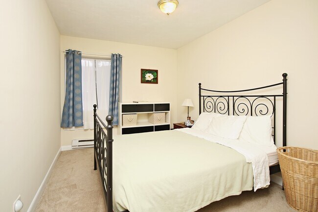 Building Photo - Fully Furnished JPA Condo Near UVA Grounds...