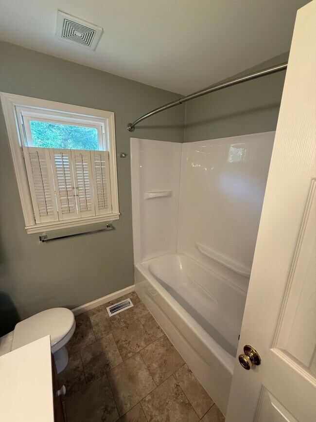 Building Photo - Three bedroom, 1 bath house in Burlington