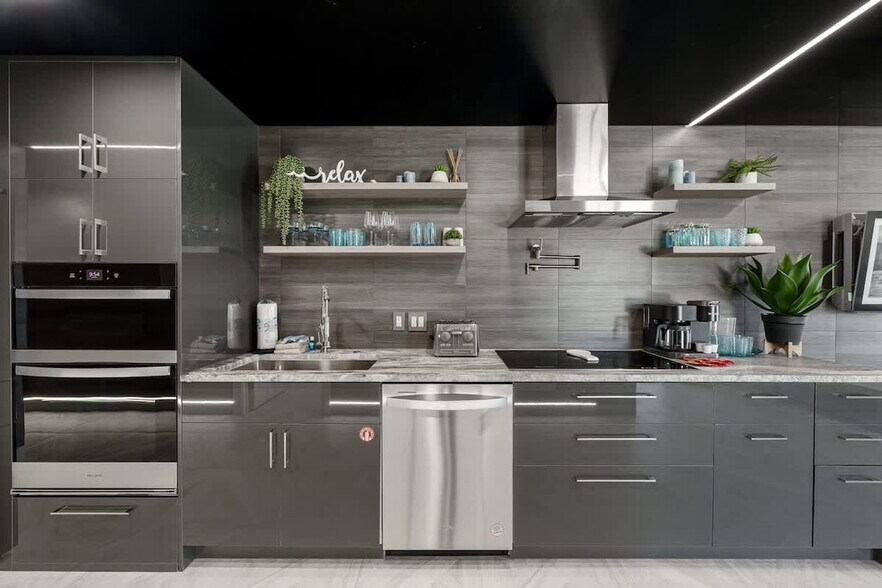 Building Photo - 8743 Thomas Dr