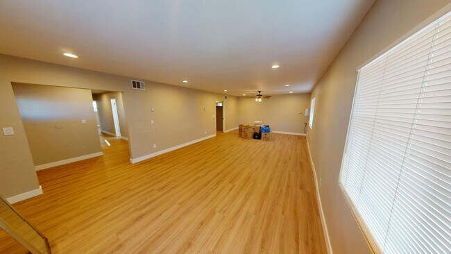 Building Photo - 8BD/3BA, Lots of Parking! (Lease out, pend...