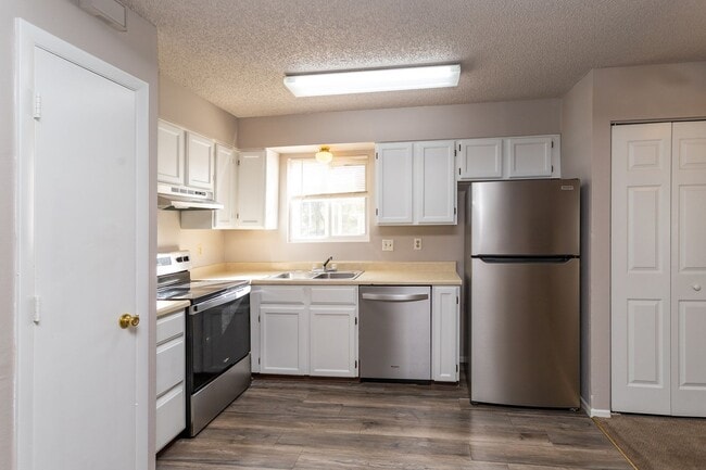 Building Photo - Inviting 2-Bed, 2-Bath in a Quiet 6-Plex