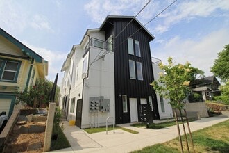 Building Photo - 2516 NE Flanders St