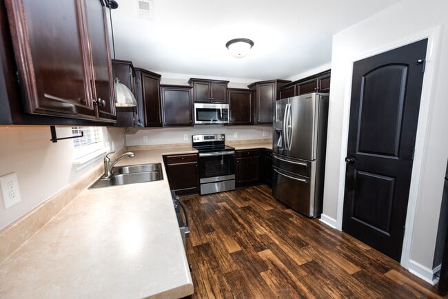 Building Photo - 204 Gillcrest Ct