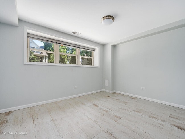 Building Photo - 5134 N Oakley Ave