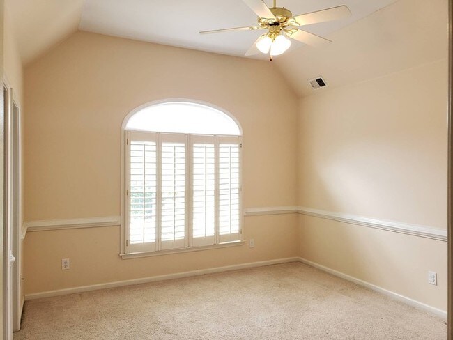 Building Photo - Johns Creek Beauty