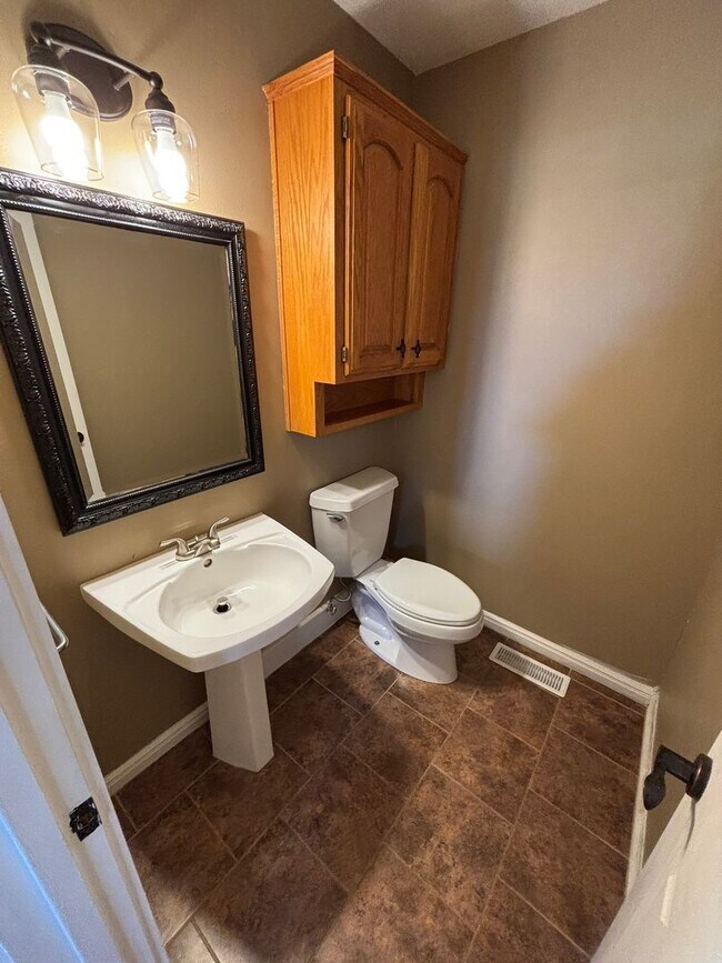 Building Photo - Large 3-Bedroom, 2-Bathroom Country Living Home In Tontitown!