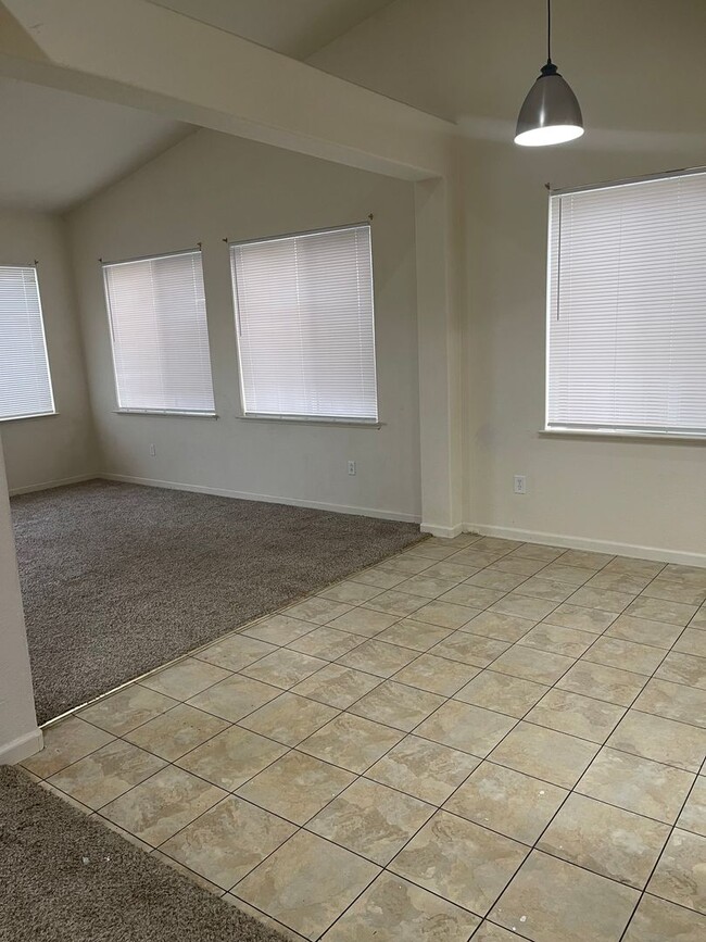 Building Photo - Super nice