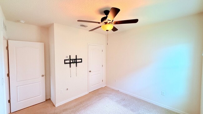 Building Photo - Charming Deltona 4/2 Ready for Move-in!