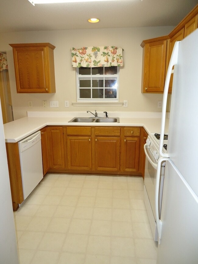 Building Photo - 2203 Oak Stream Ln