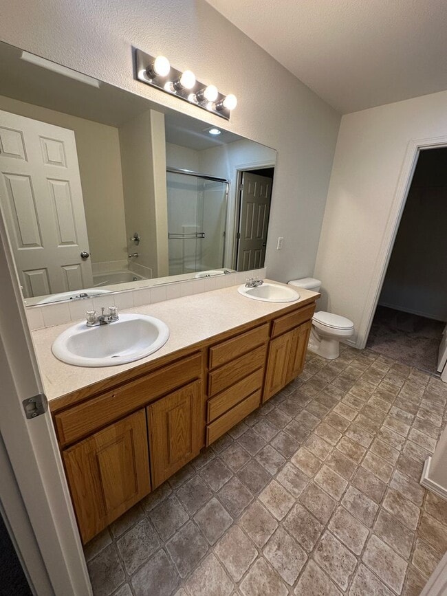 Building Photo - Spacious 2 bed/2.5 bath with bonus room townhome off Road 68