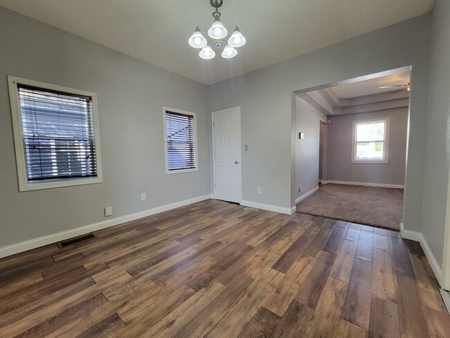 Building Photo - Beautiful 2 bed home