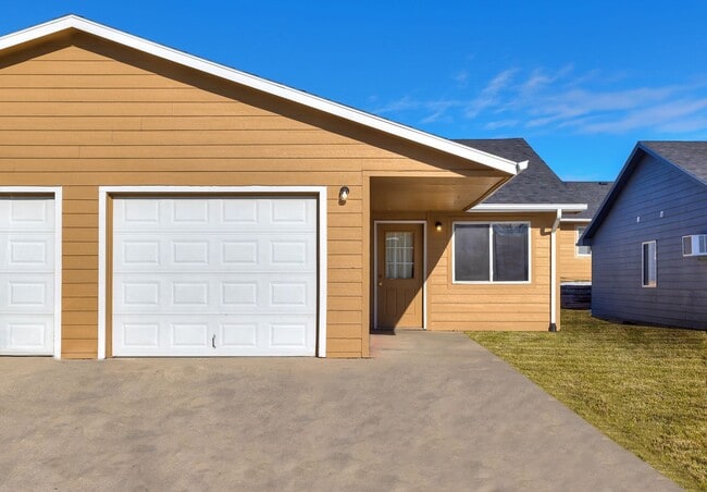 Building Photo - 3 Bedroom, Single-story Townhomes for rent...