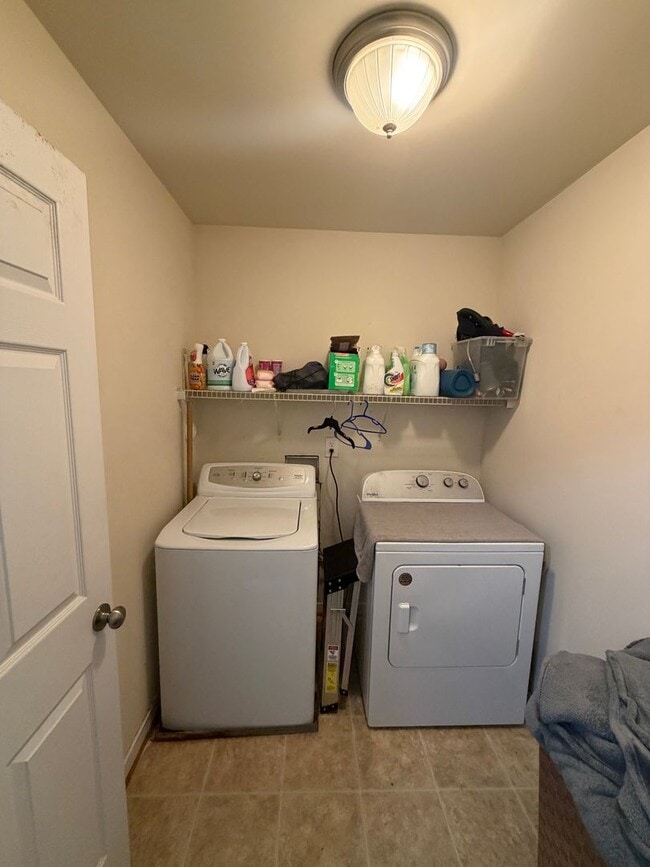 Building Photo - 3 Bdrm/2.5 Bth Home Located Close to I-95