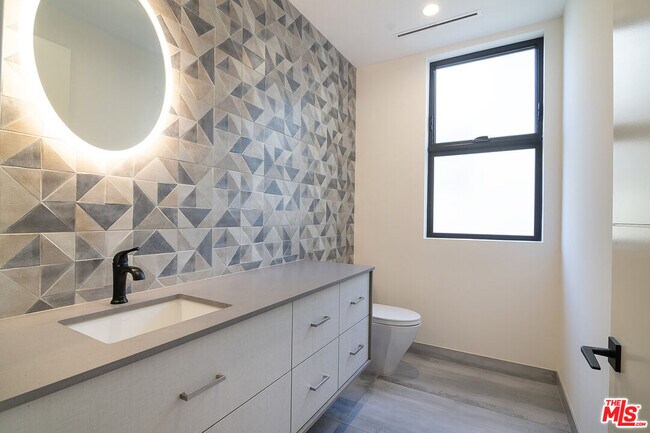 Building Photo - 10563 Ashton Ave